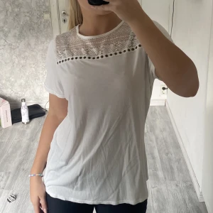 T-shirt - T-shirt me jättefina detaljer och spets, säljs inte längre💗