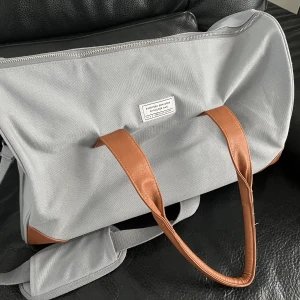 Klassisk väska - Använt endast fåtal ggr. Läderhandtag och detaljer