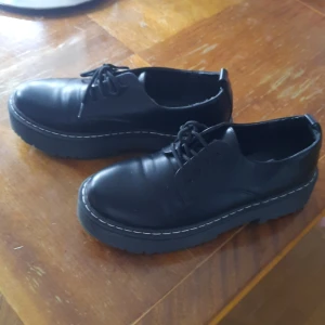 Svarta skor! - Sorlek; 39 (påminner om dr.martens)