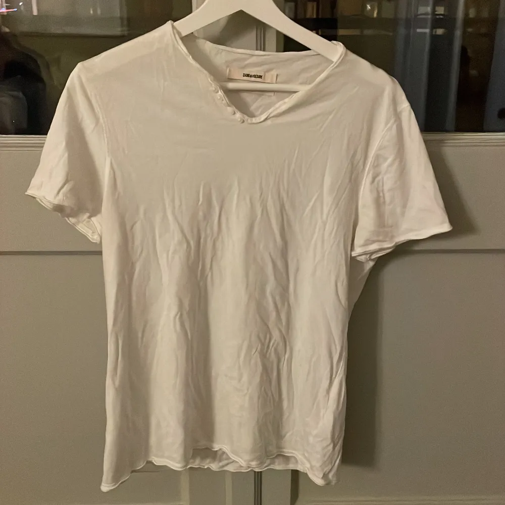 En vit basic Zadig T-shirt🙌🏼 väldigt bra skick!. T-shirts.