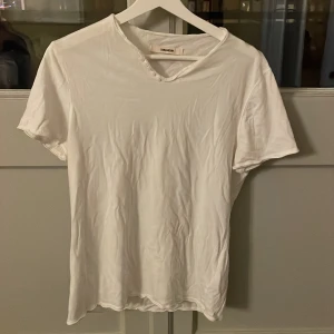 Vit Zadig T-shirt - En vit basic Zadig T-shirt🙌🏼 väldigt bra skick!