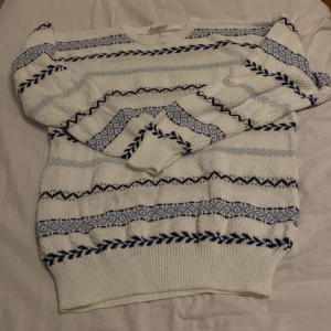 Randig tröja  - Säljer denna tröja från polarn och pyret. Den är i storlek m. Köpt på secondhand. Skriv gärna om ni har några frågor! PRIS KAN DISKUTERAS! 