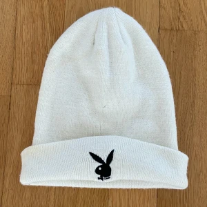 Playboy mössa - Väldigt fin Playboy mössa perfekt för hösten och vintern. Cond :10/10