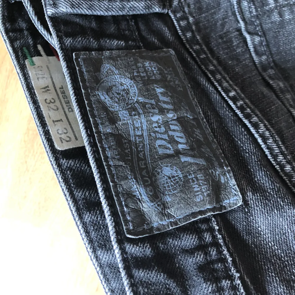 Skitnaygga jeans som ej kommer till användning. Är lågmidjade och riktigt bra kvalitet. Blå smådetaljer. Jeans & Byxor.