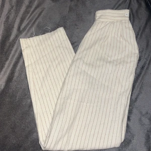 Stiliga byxor - Sköna och fina, vet inte vad det är för märke men köpte dom på BEYOND RETRO. Säljer dom då dom har blivit för små, skulle säga att dom är i storlek xs - s. Du är välkommen att höra av dig vid fler frågor!🧡