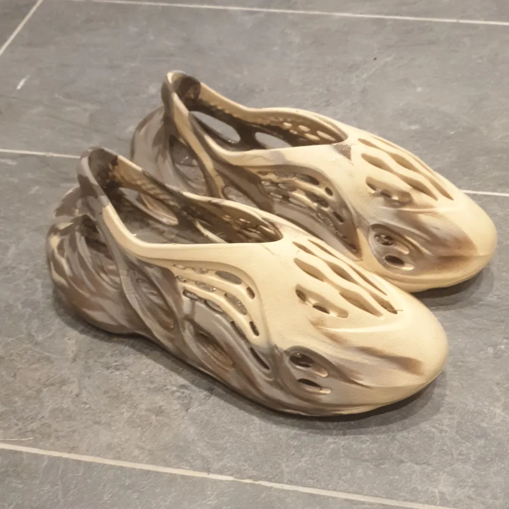 Säljer Några foam runners storlek 43 MX Cream clay. Inga märken förrutom några på undersidan av skon. 1:1. Skor.