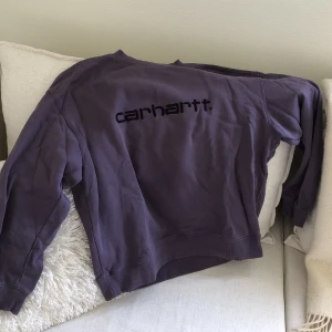 Carhartt sweatshirt - Helt ny och oanvänd. Fin grålila färg. Mjuk och skön insida. Tyvärr är prislappen borttagen. 