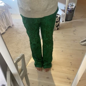 Gröna byxor - Hm studio kostymbyxor, SÅ JÄVLA SNYGGA!!! Dött för dessa så länge nu men dags att sälja, strl 40 sitter najs och baggy på mig som är 36/38 brukar dra ner dom på höfterna så dom blir low waist! Från hm studio