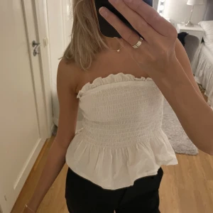 Vit tubtopp - Superfin topp med volanger. Passar verkligen till det mesta, tex fest eller t sommaren😍🤍