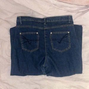 Low waist jeans💙 - Jeans med snygga fickor!!💙Lowwaist och bootcut!! Skriv för fler bilder!!!🫶🏼