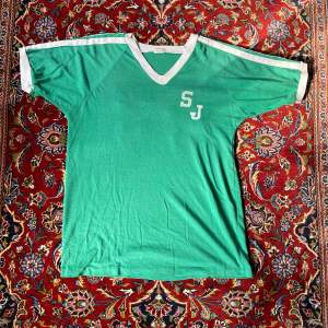 Vintage bantam fotbollströja, skulle gissa på att den är från 80-90 talet. As snygg och coolt urtvättad. 