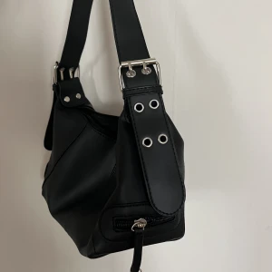 Svart axelväska  - Simpel svart väska som passar till allt 