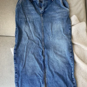 Jeanskjol från NAKD - Jeanskjol från NAKD. Endast använd en gång. 