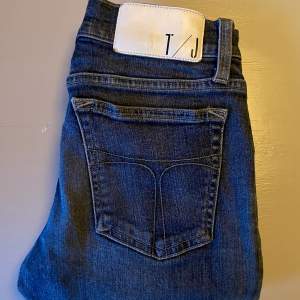 Tiger of Sweden jeans i modell slender, lågmidjade strl 26/32” i mycket bra skick. Nypris ca 1.100-1.600kr 
