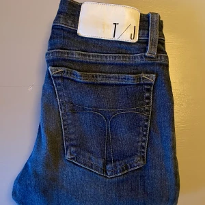 Tiger of Sweden Slender - Tiger of Sweden jeans i modell slender, lågmidjade strl 26/32” i mycket bra skick. Nypris ca 1.100-1.600kr 