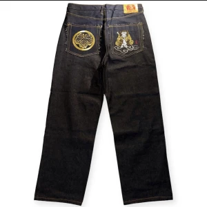 Red monkey company jeans - Säljer dessa red monkey company jeansen med feta fickor. Lite slitna vid benen. Vid snabb affär kan priset diskuteras