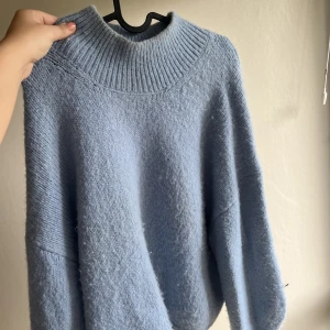 Stickad tröja weekday  - Jättefin tröja, men får tyvär ej längre användning för den. Tjock i materialet och känns väldigt lyxig. Halvpolokrage.