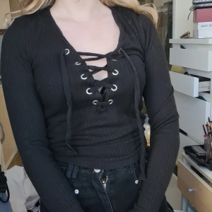 Topp med knytdetalj - Den tröjan som var trending för några år sedan😁 Ribbad tröja med smal passform och fin detalj vid bröstkorgen. Bra skick, inga hål och sällan använd