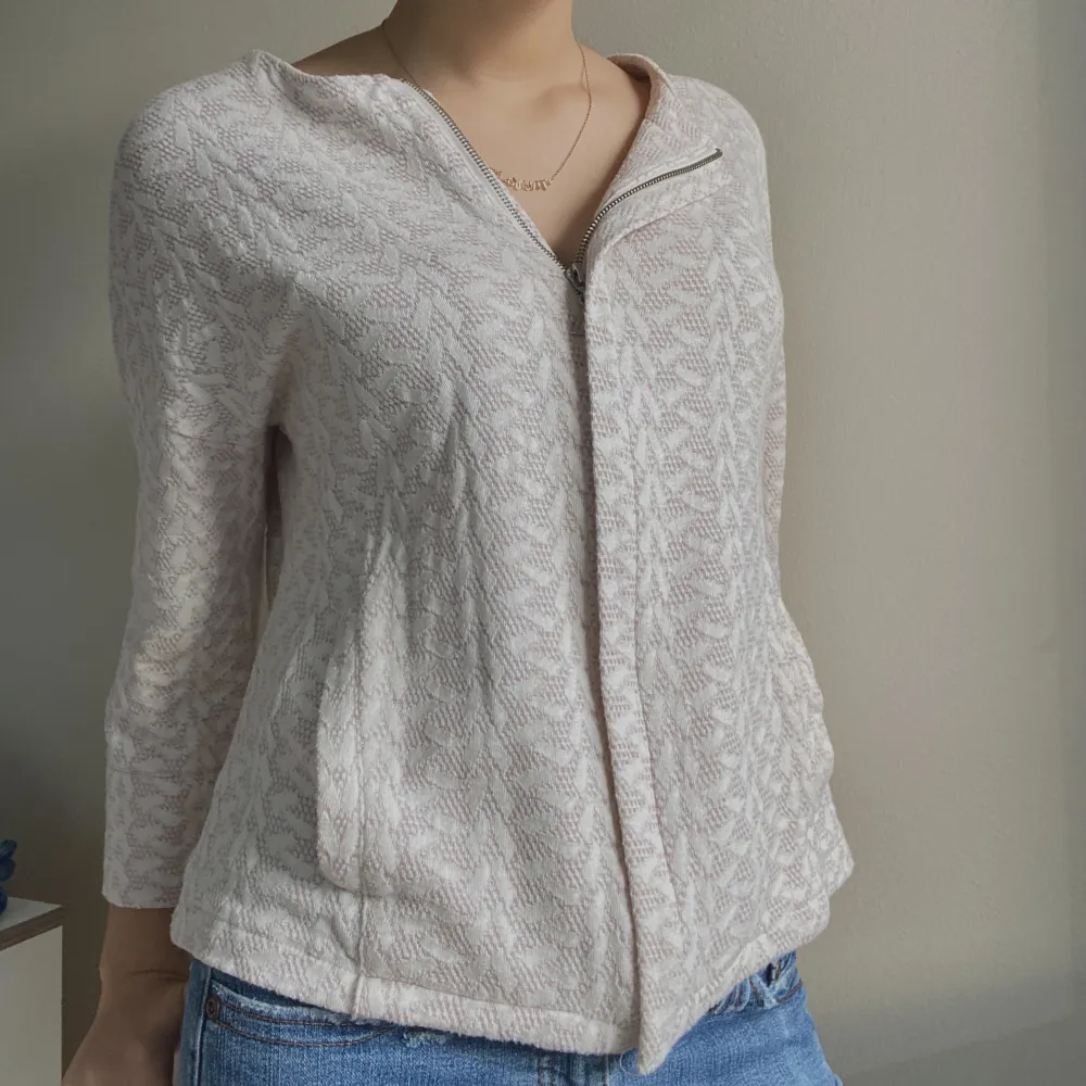 Fin rosa vit trekvartsärmad zip up tröja!! Aldrig använd, köpt secondhand 🌸 bra skick!! 💖 storlek 42 men är som en M, sitter snyggt oversized på mig med S. Neuletakit & Villapaidat.