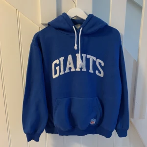 Hoodie  - Blå hoodie från hm i nyskick, säljer pågrund av att jag inte fått någon användning av den, storlek XS🤍