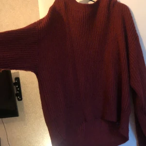 Stickad tröja - Stickad tröja i mörk rött.