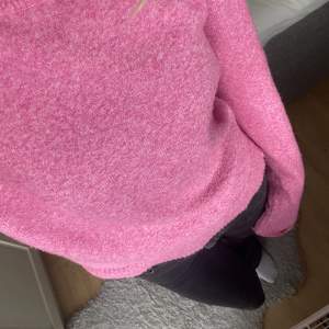 Säljer denna fina rosa stickade tröja från Vero Moda! Tryck gärna på köp nu!