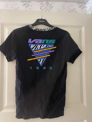 T-shirt  - T-shirt med tryck på ryggen, använd fåtal gånger i mycket gott skick 