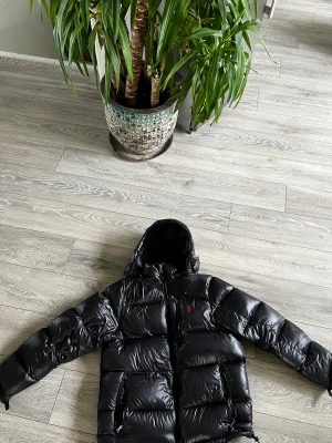 Ralph lauren vinter jacka - Hej säljer nu min Ralph lauren jacka då den är för stor för mig. Köpte den i vintras ungefär november förra året. Den e bra skick o bär omhändertagen. 9/10 i skick