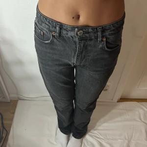 Jeans  - Snygga straight leg jeans från zara som inte längre kommer till användning🖤🩶