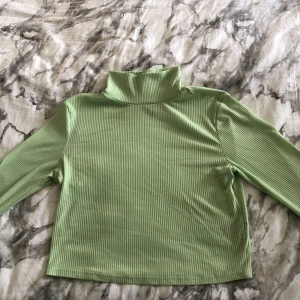 Grön polotröja  - Grön polotröja köpt på loppis. I bra skick 🤍