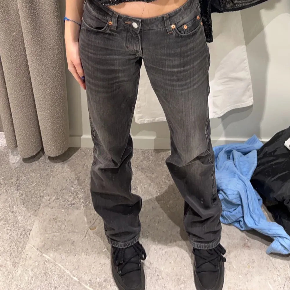 Low Arrow jeans i en svart, urtvättad färg, som inte finns att köpa längre. Använda fåtal gånger, mycket gott skick. Ordpris: 590. Jeans & Byxor.