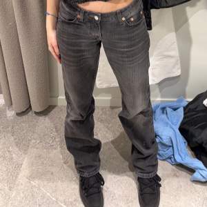 Low Arrow jeans i en svart, urtvättad färg, som inte finns att köpa längre. Använda fåtal gånger, mycket gott skick. Ordpris: 590