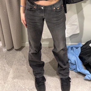 Low waist straight jeans - Low Arrow jeans i en svart, urtvättad färg, som inte finns att köpa längre. Använda fåtal gånger, mycket gott skick. Ordpris: 590
