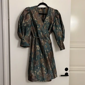 Underbar klänning - Ny snygg klänning från Soaked in Luxury. Storlek L. Endast använd 1 gång.