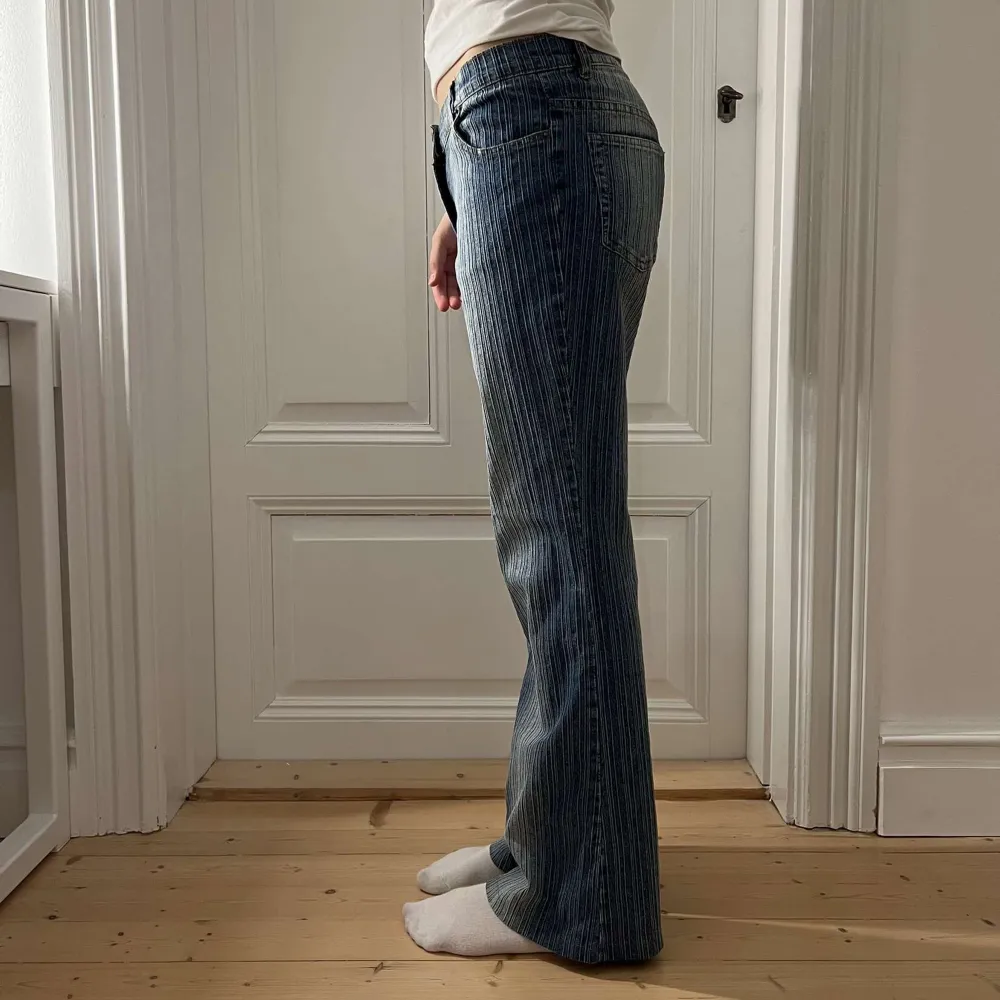 Jättesköna jeans från RCC Jeans. Storlek 30, skulle säga att dom passar en S. Midjemått 37cm. Benlängd 96cm. Modellen är 170cm men dom är dock lite för korta när dom sitter ”rätt” på midjan. Byxorna går att lägga ner ca 2cm. Skriv gärna för mer bilder💕. Jeans & Byxor.