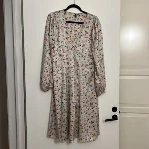 Blommig klänning - Blommig satinklänning från Vero Moda, nyskick. Storlek L