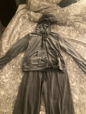 Velour sätt från Ginatrico - Jätte fint veloursätt från Ginatrico. Säljer då de inte kommer till användning. I bra skick!❤️enskilda priser : koftan 150kr & byxor 150kr. Tillsammans 250kr