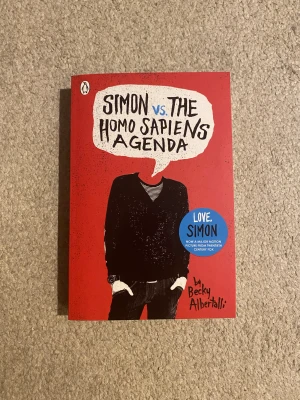 Simon vs the homosapiens agenda bok - Bok på engelska har bara läst några kapitel så den är i väldigt bra skick !! Skriv för mer bilder <3