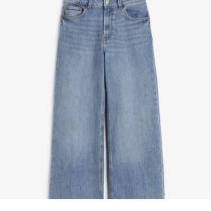 Säljer dessa jeans från H&M i storlek 50, pgr av att de är alldeles för stora, för 250kr, nypris 299kr, köparen står för frakten.