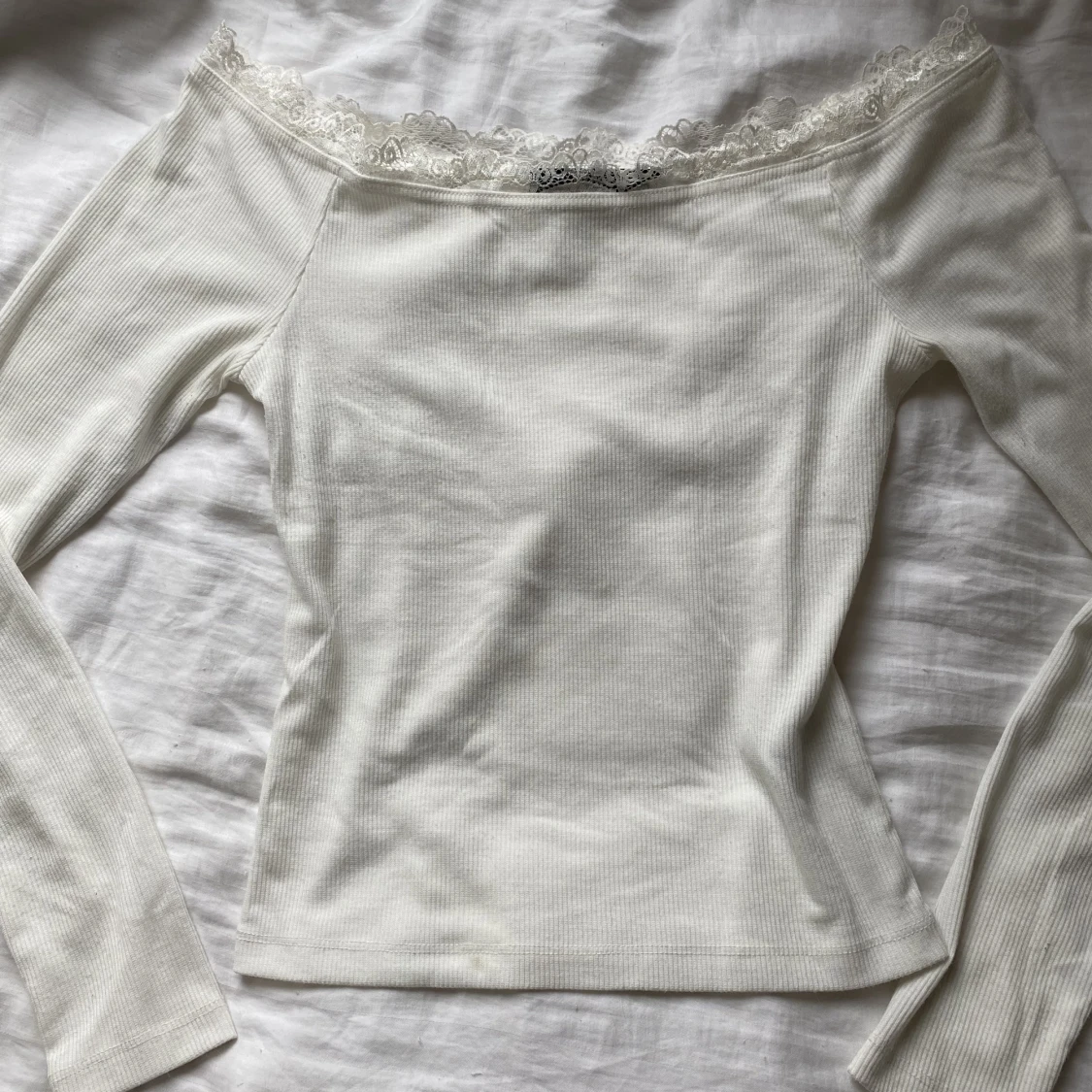 Söt vit topp med spets