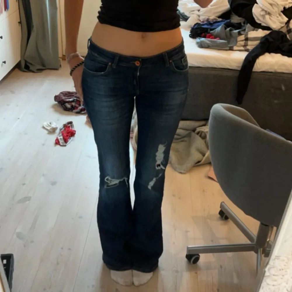 Säljer mina only jeans som är Low/midwest, pgr av att dom inte används och dom är förstora. Jag är ca 175 lång och dom e lite för långa, jeansen har används max 2 gånger och är som nya köpte dom för 580 kr. Jeans & Byxor.