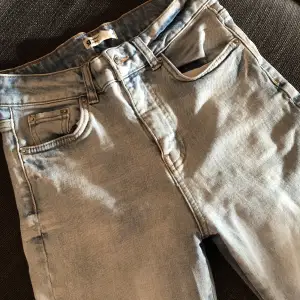 säljer dessa snygga jeans från Ginatricot! Skriv om intresserad 💙
