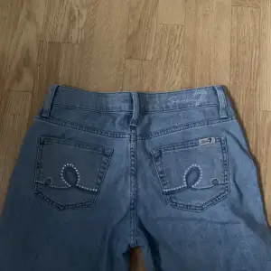Ljusblåa jeans med låg midja. Coola detaljer på fickorna! Skriv om du har frågor ❤️