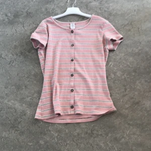  T-shirt  -  säljer den här fina t-shirten från Lindex storlek 170