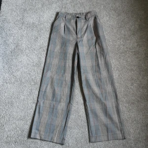 Kostymbyxor rutiga - Ett par supersnygga rutiga kostymbyxor som är i superskick. Från divided i storlek 36. 