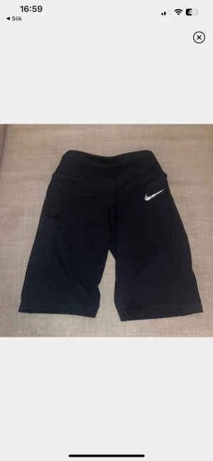 Nike shorts  - Nike Byxor i svart. Oanvända. Finns en liten ficka vid sidan så att man tex kan lägga sina nycklar Elr mobil. Är i L men skulle säga att den passar M.