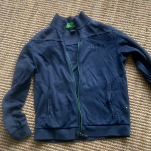 Hugo boss zip storlek M - Hugo boss zip tröja. Storlek M. 9/10 skick.
