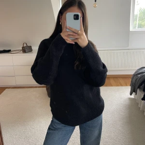 Svart stickad teöja - Svart, stickad, oversized tröja från Cheap monday💖