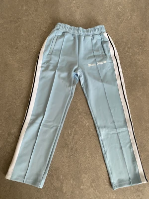 Palm angels byxor - Säljer helt nya Palm angels tröja tags och påse med följer skriv vid intresse tack.