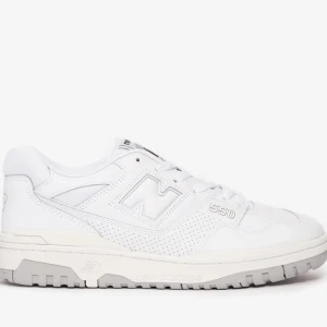 New balance - Hej! Säljer nu mina helt nya och oanvända new balance 550 för dom va för små för mig! Storlek är 42 och jag säljer för 500kr! Skorv för fler bilder!